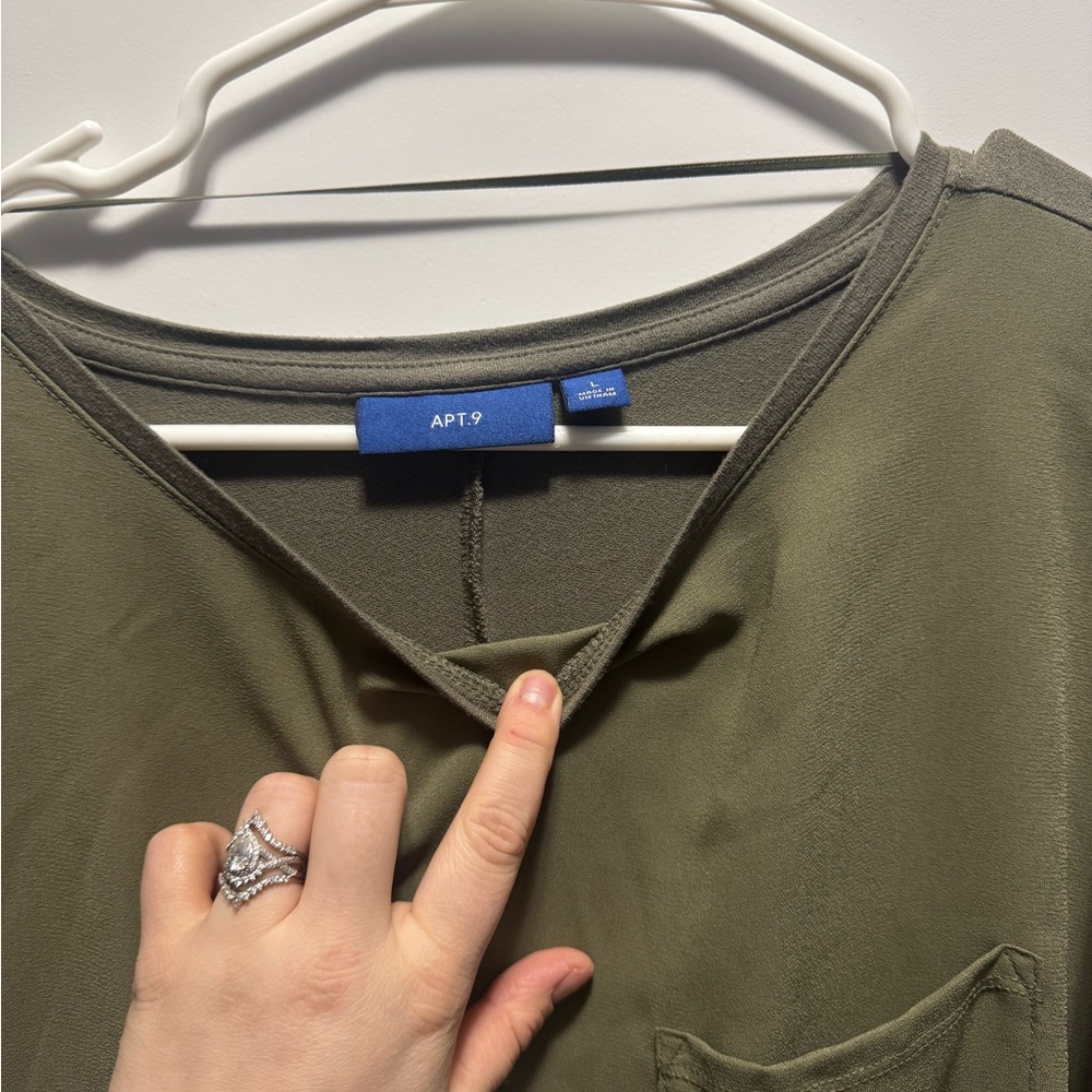 Size large women’s top. Apt 9.
